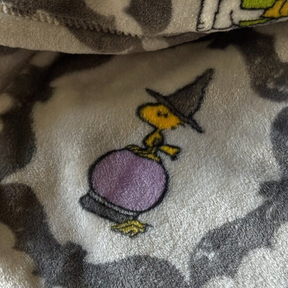 Peanuts Snoopy Extra long plush Halloween throw blanket | Grey Snoopy blanket - Picture 5 of 6